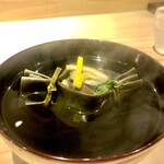 味ひろ - しめじと春菊を包んだ昆布の舟　沁み渡ります