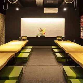 最大40名様の個室、琉球の間。琉球武家屋敷をイメージした琉球モダンなお部屋です。