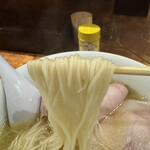 中華そば しば田 - 小麦の風味を感じるしなやかな極細麺はするりとした食感が最高