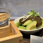 たぴおか食堂 - 健康志向な「アボカドのりわさび」 今夜は冷えるので、日本酒をばb(ˊᗜˋ*)❑””