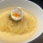 肉の天満屋 - 盛岡冷麺（半）。優勝っていうくらい美味ちぃ♡冷麺でした。この透明度にして旨みがギューッ！ギャップに悶えました (〃艸〃)♡