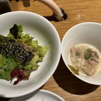 ビーフキッチン 渋谷店 - サラダ、もつ煮込み