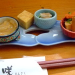 shungyowasaimansaku - お通し　塩辛・卵焼き・鶏とキュウリ・あんきも　
