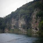 むら上食堂 - 禅海和尚が石工たちを雇ってノミと槌だけで30年かけて掘り抜いたといわれます。