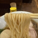 中華そば しば田 - 小麦の風味豊かな極細ストレート麺はスルリとしなやかな喉ごし