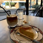 プレストコーヒー - アイスカフェラテ・ドライオレンジのチーズケーキ