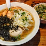 手打ちラーメン創房 舌笑家 - 醤油ラーメン全部のせとニラ飯