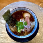 Chuukasoba Narugami Shokudou - 中華蕎麦　900円
      特製トッピング(地鶏の味玉＋ワンタン2個) 250円