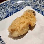 天ぷら浅沼 - 牡蠣、塩で半分、あと半分は自家製の生醤油で