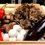 天ぷら浅沼 - 本日の野菜・山形の舞茸と椎茸、熊本の赤茄子、飛騨高山のパプリカ、マッシュルームは千葉県産