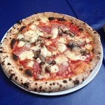トラットリア・イタリア - ピッツァ　カプリチョーザ　ハム、キノコ、サラミのピザ