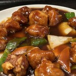 中華料理　好運来 - 作り置きの豚唐揚げはヌルくて、黒酢餡も酸味ばかりで旨みやコクがない。