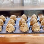 un plato - モンブラン＠メレンゲ土台、シャンティ、モンブランクリームの構成