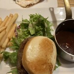 ビストロカフェ レディース&ジェントルメン - 自分で注文しておいてハンバーグの上に何がのっているのか把握するのに時間がかかった（笑）塩トリュフはライスにもかけて楽しみました♪