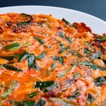 焼肉名菜 晋州 - キムチとチーズのチヂミ