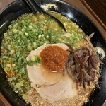 ラーメン康竜 - ネギごま豚骨 10辛・キクラゲトッピング