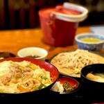亀甲堂 - こうして小さな蕎麦や小鉢までついてちゃんと食事として成立しています。