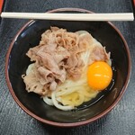 ○福うどん - かま肉玉(小)の麺と具材