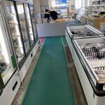 大村湾漁業協同組合 - 店内の冷蔵 冷凍コーナー