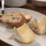 コアラ食堂 - カマンベールチーズをパンで