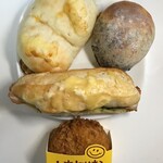 Bonheur CHOICE - 全部 左上からハイジの白パンinたっぷりチーズ、ショコラ、チーズたっぷりバジルフランス、しあわせなカレーパン