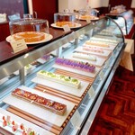 パティスリー＆ブーランジェリー ラ・パルム・ドール - メインショーケース（2023.11）