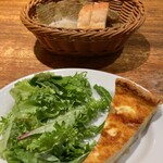 シャンパン食堂 - クワトロチーズのキッシュ♪ お代わりOKのバゲット♪