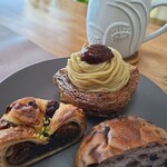 BOULANGERIE PANJA - 左から　いちじくの赤ワイン煮と粒あんデニッシュ、和栗のモンブラン、ブルーベリーロール