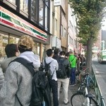 七麺鳥 - コラボ麺の整理券貰いに行列してます・・・