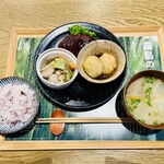 日当山無垢食堂 - オーダーしてから3分程で提供。甘めのお味噌汁は大根たっぷりで人参と牛蒡も入ってる。ご飯は柔らかめふっくら炊けて甘さもしっかり。