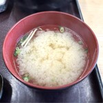 みなと食堂 - 味噌汁は甘めの優しい味わい。
