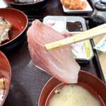 みなと食堂 - ブリヒラはブリの旨みはあるもののヒラマサのこりこりとした食感は無く残念