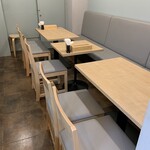 中華そば 麦の星 - テーブル席は4名×2卓、2名×1卓の計10名分あります！