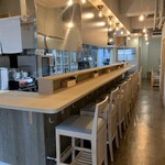 中華そば 麦の星 - 人気のカウンター席は10席