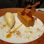 レストラン リューズ - キャラメルムースとプラリネのガトー　ヘーゼルナッツのグラスを添えて