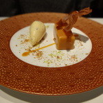 レストラン リューズ - キャラメルムースとプラリネのガトー　ヘーゼルナッツのグラスを添えて