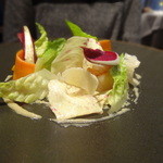 活帆立貝のサラダ仕立て　パルメザンチーズとアンチョビソースと共に