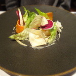 活帆立貝のサラダ仕立て　パルメザンチーズとアンチョビソースと共に