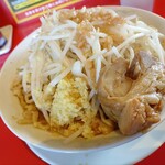 ボディブロー - ラーメン[極太麺]950円(税込)しょうが普通・アブラ普通・ヤサイ中
      ヤサイ中が以前の普通盛量になっていて目茶苦茶少ない…味は良いし麺も美味いけどちょっと濃いかな(汗)
      久々で期待してたのでガックシ