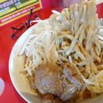 ボディブロー - ラーメン[極太麺]950円(税込)しょうが普通・アブラ普通・ヤサイ中
      ヤサイ中が以前の普通盛量になっていて目茶苦茶少ない…味は良いし麺も美味いけどちょっと濃いかな(汗)
      久々で期待してたのでガックシ