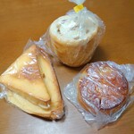 Bekari Puporu - トライアングル(280円)・ハニーくるみラウンド(310円)・おさつバター(300円)。トライアングルはシットリ系。マルジューのほうがクッキー生地がサクッとしていて好きかな