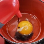 ラーメン もっけだの - 『朝食セット(ラーメンニンニク野菜マシマシ)』の生卵+かえし