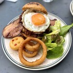 3Rings - ・CHILI CHEESE EGG BURGER 1,950円/税込
                      ・スモークベーコン 400円/税込
                      ・中辛 0円
                      ・ハラペーニョ追加 0円
                      ・オニオンリングに変更 100円/税込