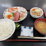 長谷川食堂 - 刺身7点盛り・上モツ煮定食