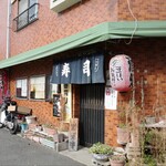 寿司治 - 外観。左手奥が平塚神社に向かう道。