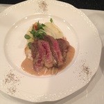 魚陶 - 牛肉のたたきはごま風味のソースで