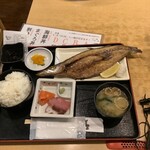 炭火活烹三是 - ランチ焼き魚定食890円