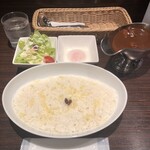 SOLEIL - チキンカレー、サービスサラダ、トッピング 温泉玉子 