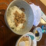 鳥居茶屋 - 乗っているのはツナではなく湯葉。この湯葉は正直無くても良いかも。