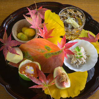 旬の食材を散りばめたコース料理で、上質な和のおもてなし。